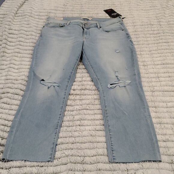 Levi's Denim - Levis light wash cropped jeans sz 32